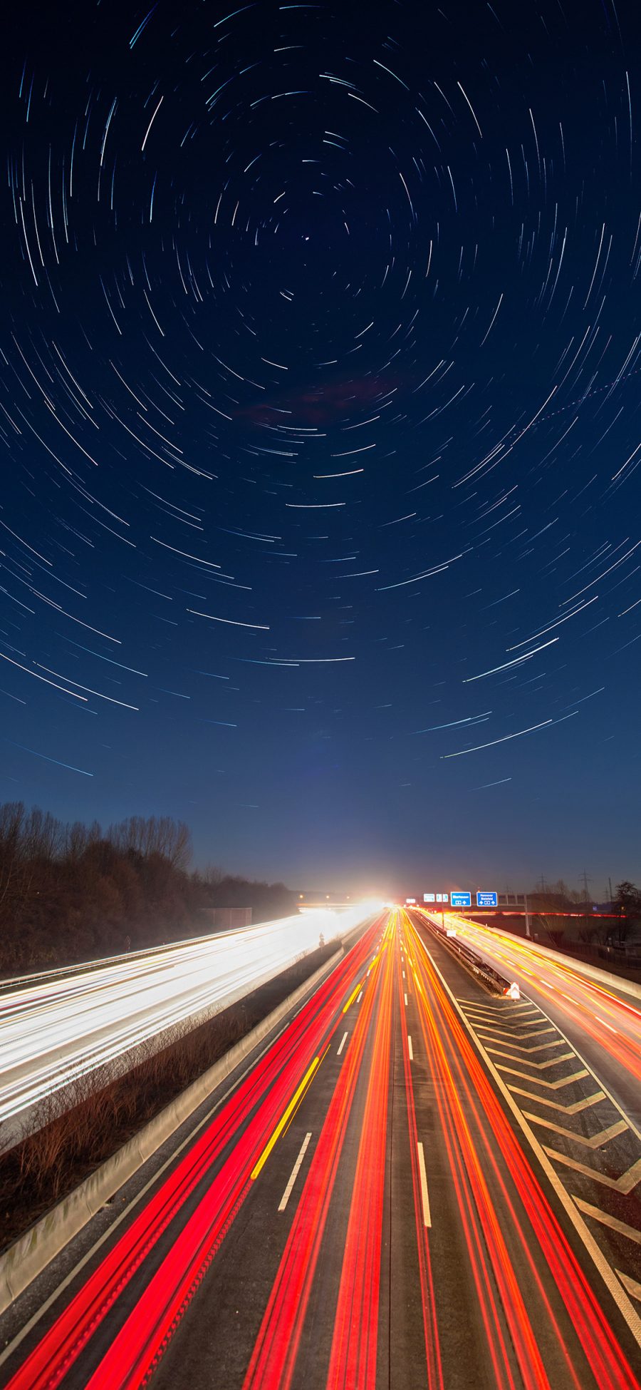 [2436×1125]夜景 天空 星轨 车道 苹果手机壁纸图片