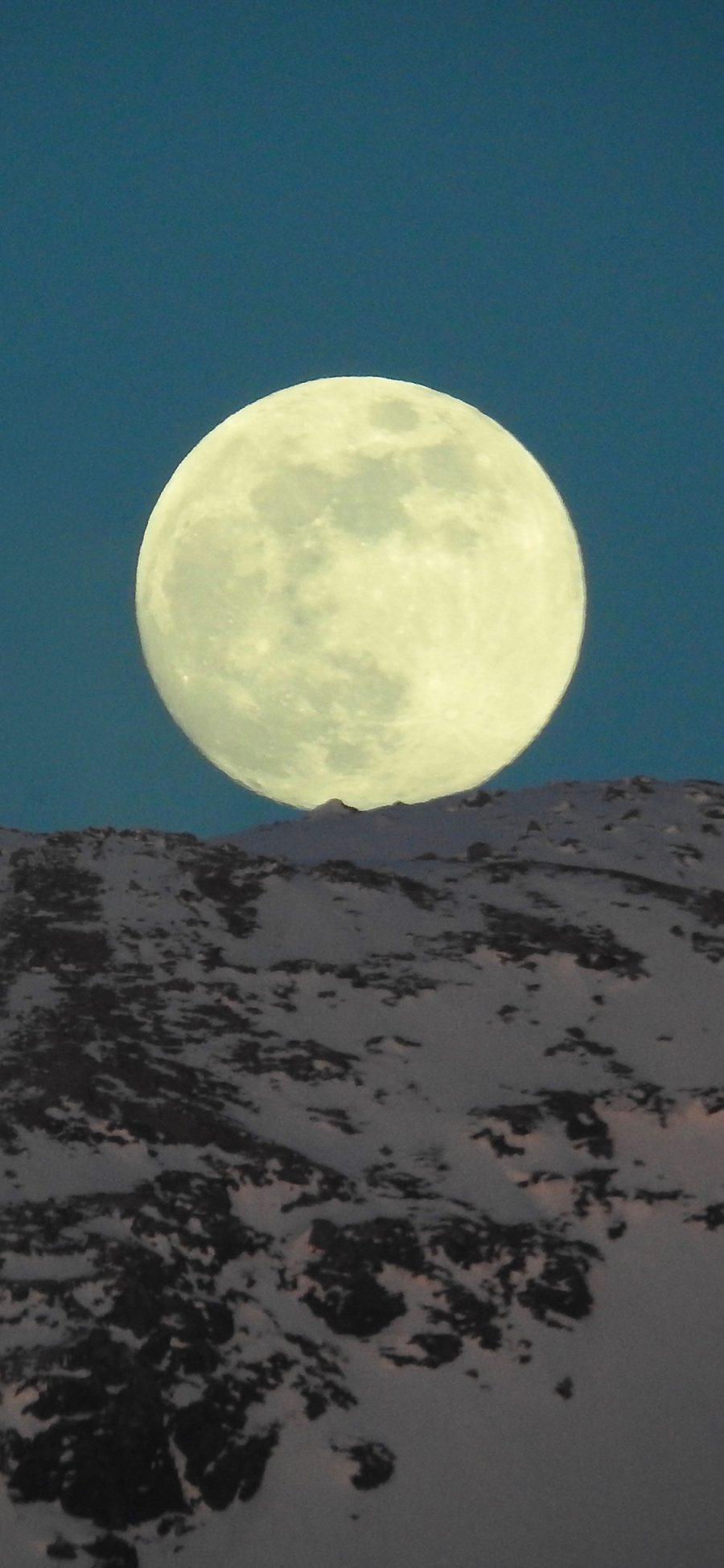[2436×1125]夜景 山峰 月亮 照明 苹果手机壁纸图片