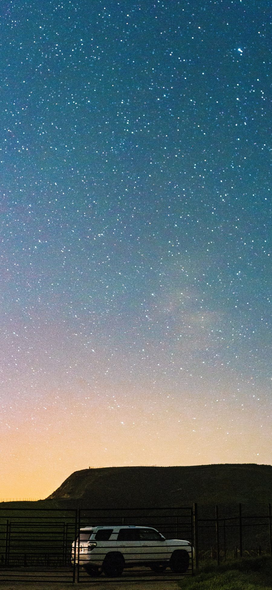 [2436×1125]夜景 星空 汽车 寂静 苹果手机壁纸图片