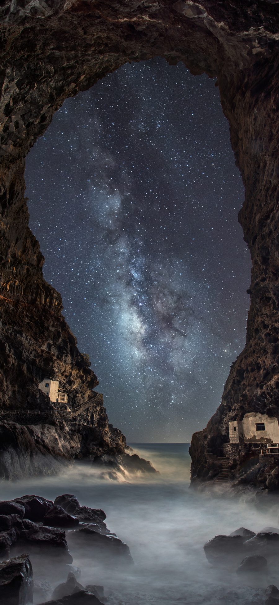 [2436×1125]夜景 星空 洞穴 大海 岩石 苹果手机壁纸图片