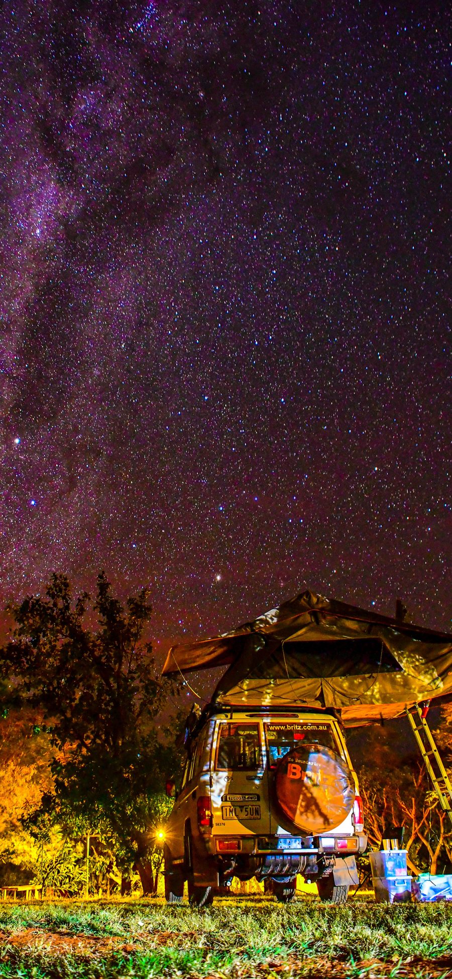 [2436×1125]夜景 星空 璀璨 越野车 露营 苹果手机壁纸图片