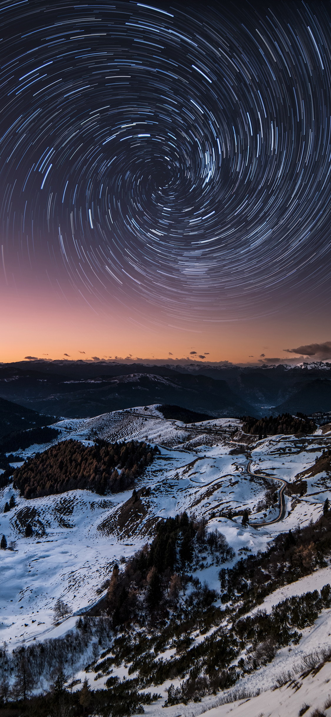 [2436×1125]夜景 郊外 山峰 星轨 天象 苹果手机壁纸图片