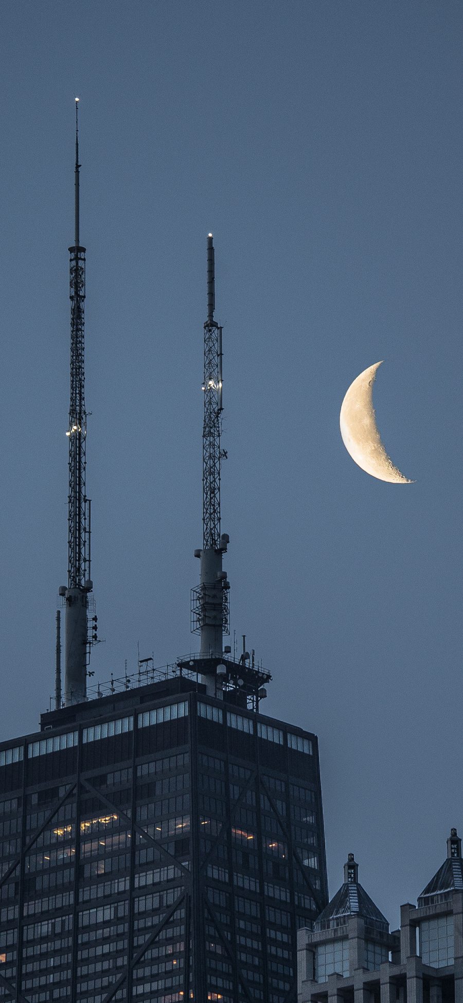 [2436×1125]夜空 月亮 建筑 信号塔 苹果手机壁纸图片