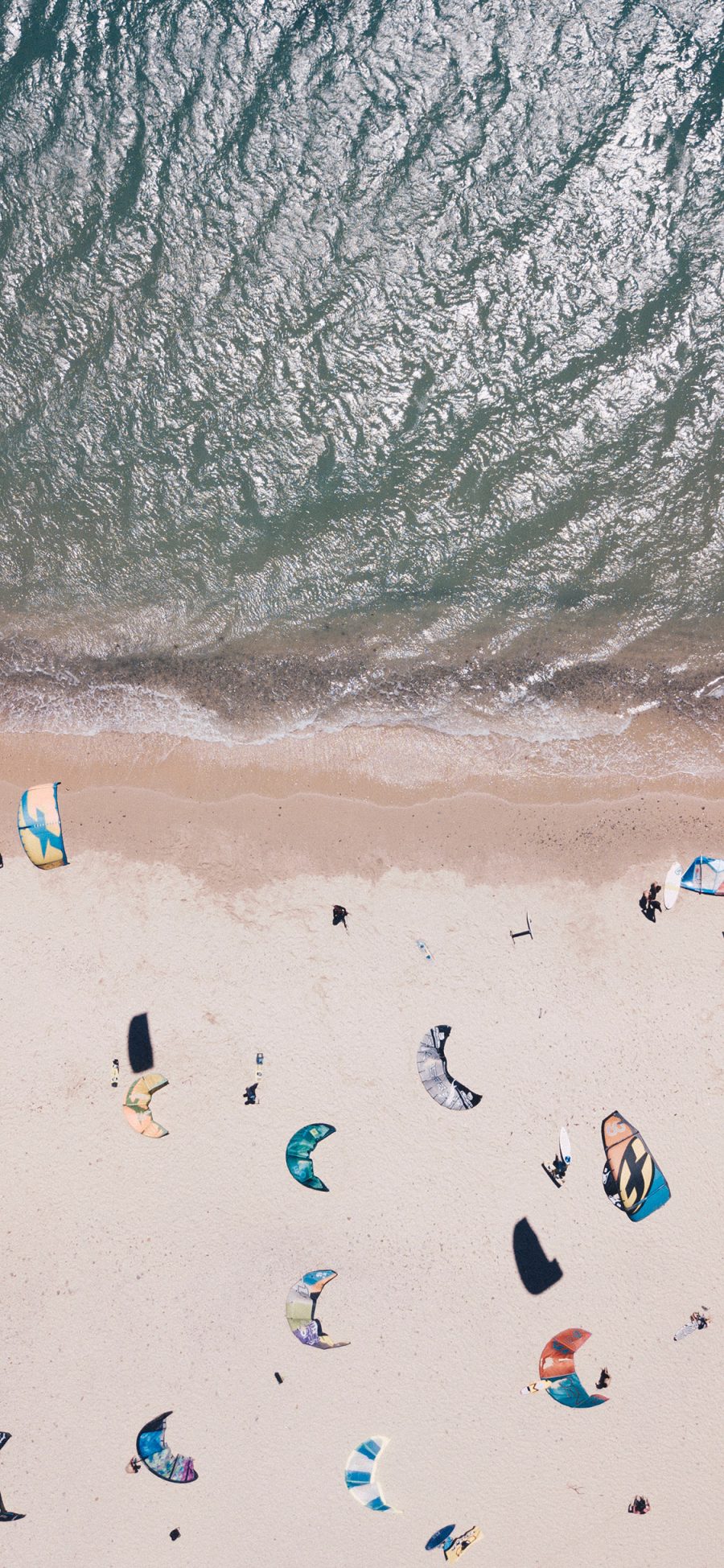 [2436×1125]大海  沙滩 降落伞 度假 苹果手机壁纸图片