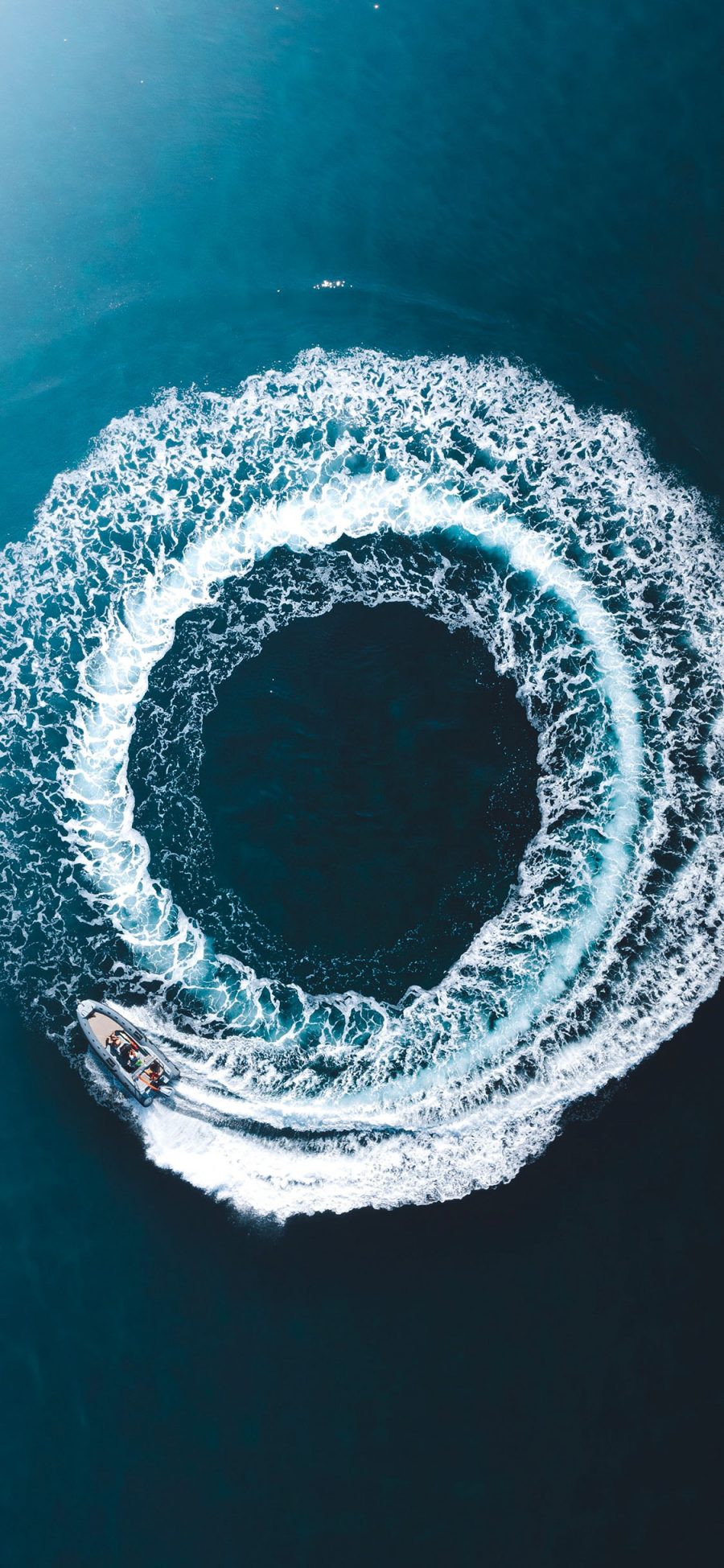 [2436×1125]大海 圆圈 汽艇 旋转 苹果手机壁纸图片