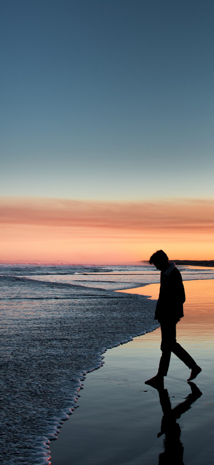 [2436×1125]大海 夕阳美景 男孩 倒影 苹果手机壁纸图片