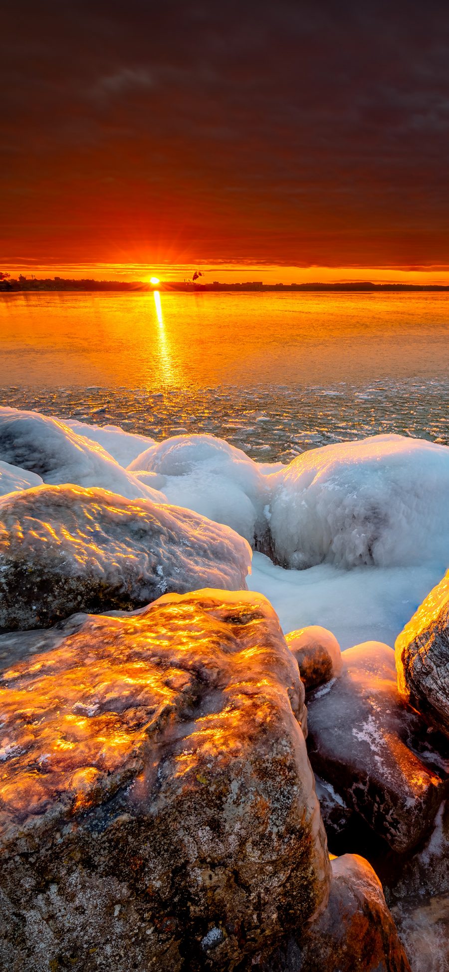 [2436×1125]大海 日出 岩石 海浪 美景 苹果手机壁纸图片
