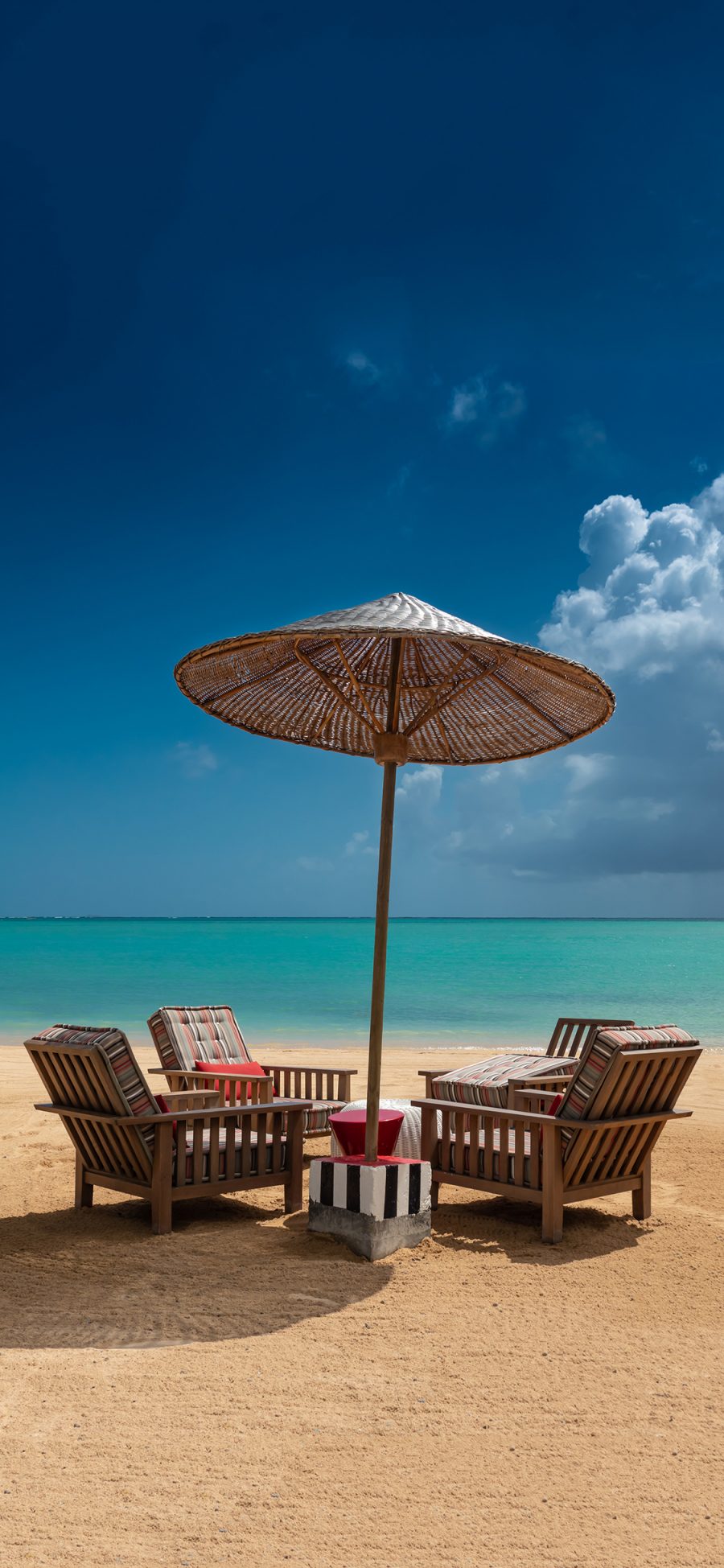 [2436×1125]大海 沙滩 椅子 遮阳伞 休闲 度假 苹果手机壁纸图片