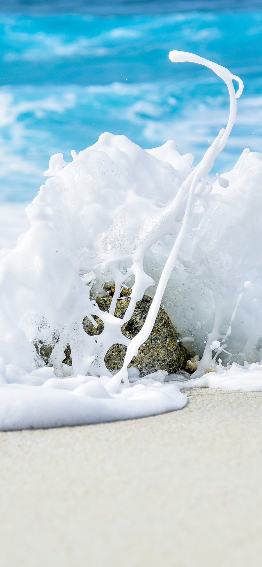 [2436×1125]大海 沙滩 海水 石头 苹果手机壁纸图片