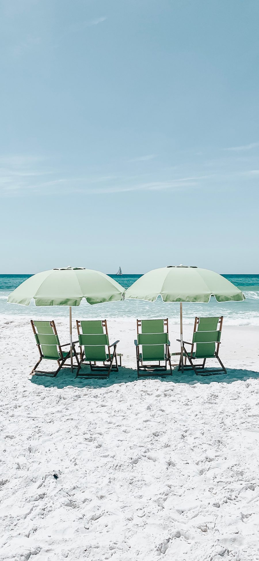 [2436×1125]大海 沙滩 躺椅 遮阳伞 度假休闲 苹果手机壁纸图片