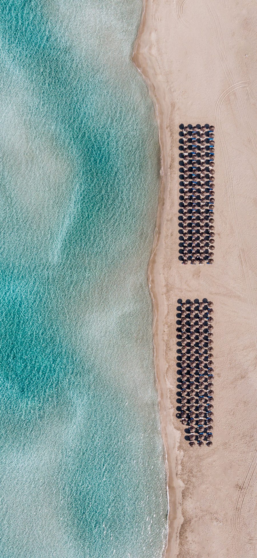 [2436×1125]大海 沙滩 遮阳伞 休闲度假 苹果手机壁纸图片