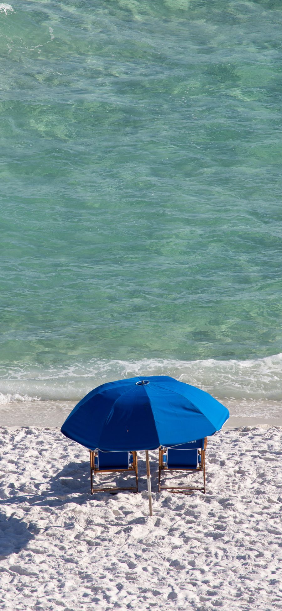 [2436×1125]大海 沙滩 遮阳伞 蓝色 休闲 苹果手机壁纸图片