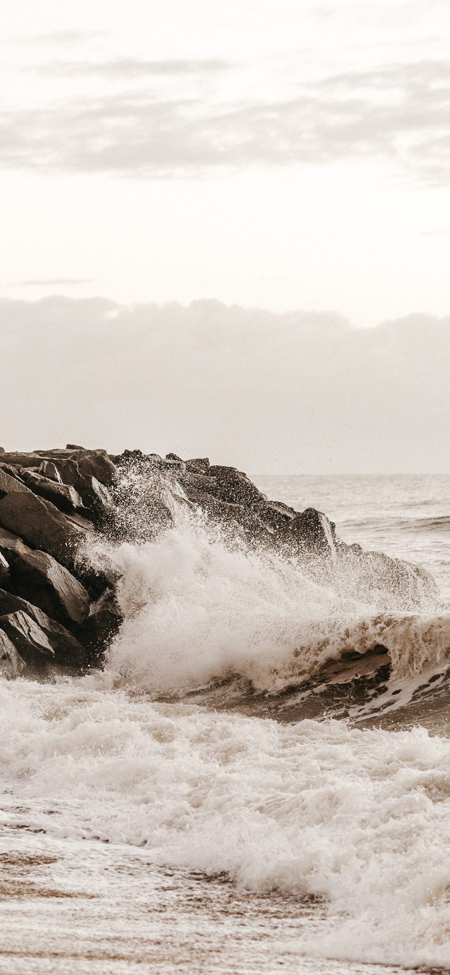 [2436×1125]大海 浪花 岩石 翻涌 苹果手机壁纸图片