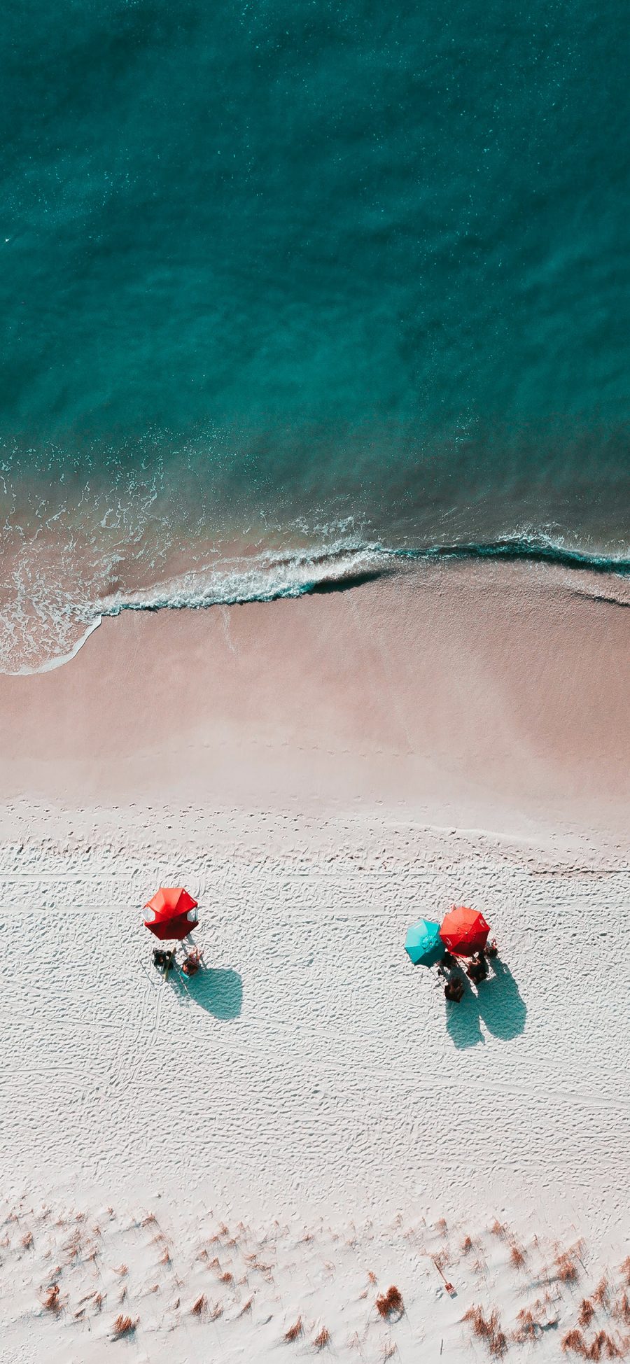 [2436×1125]大海 浪花 海滩 遮阳伞 苹果手机壁纸图片
