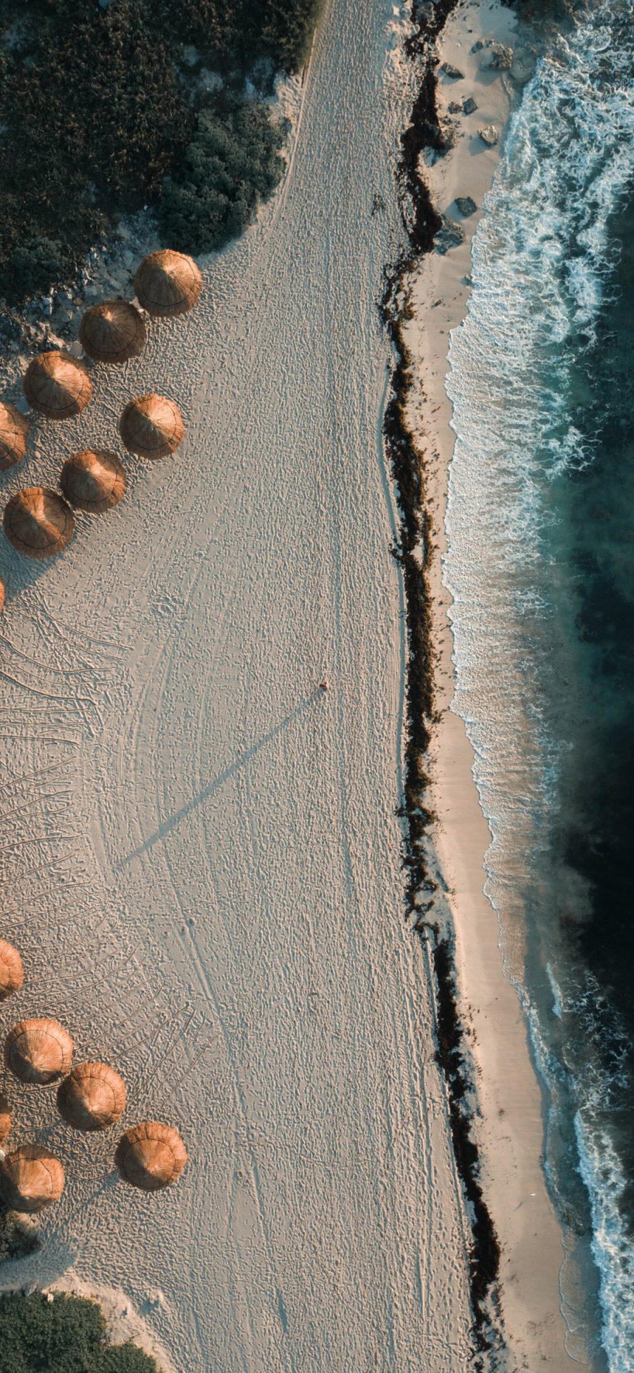 [2436×1125]大海 浪花 海滩遮阳伞 苹果手机壁纸图片