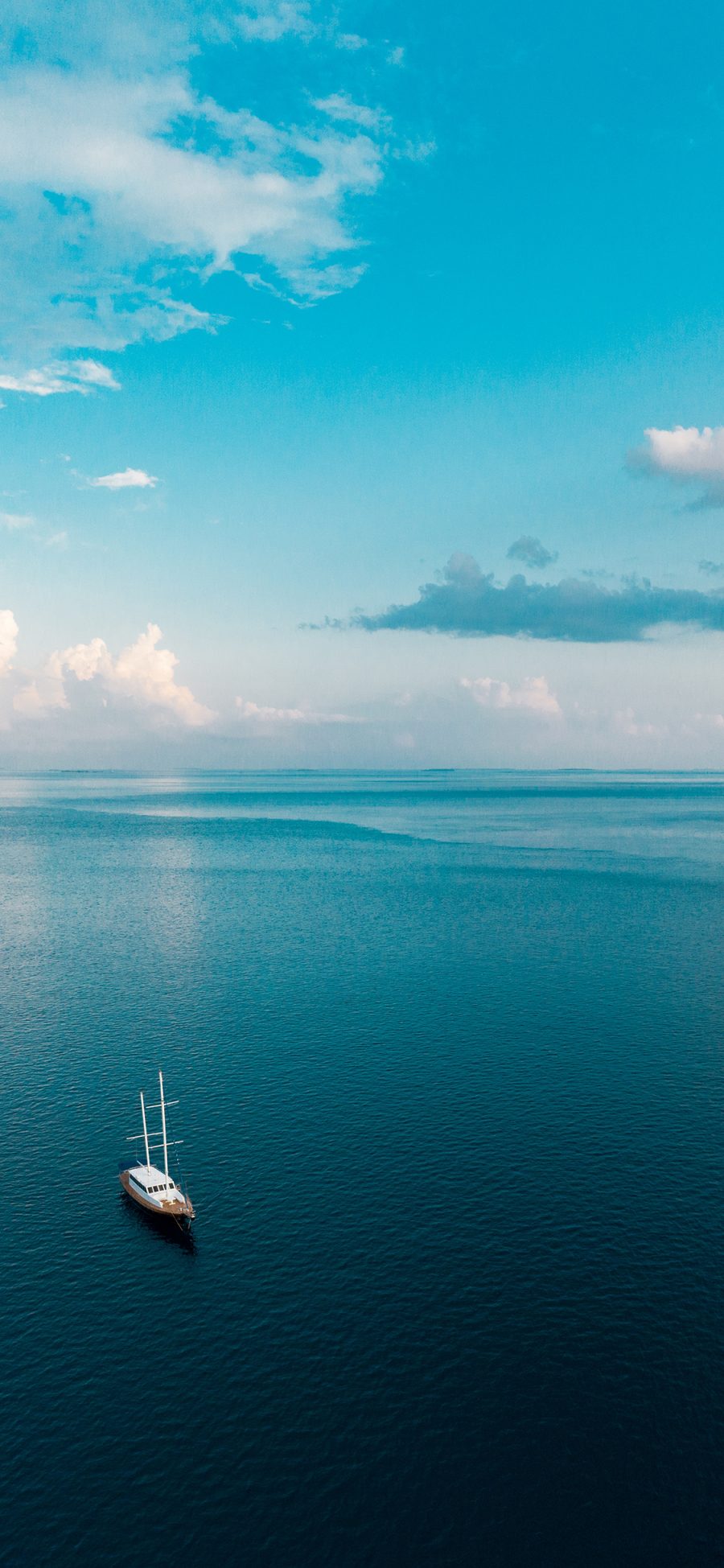 [2436×1125]大海 海天一线 云朵 船只 苹果手机壁纸图片