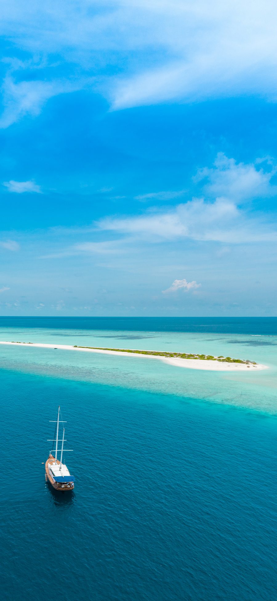 [2436×1125]大海 海岸 浅滩 船只 苹果手机壁纸图片