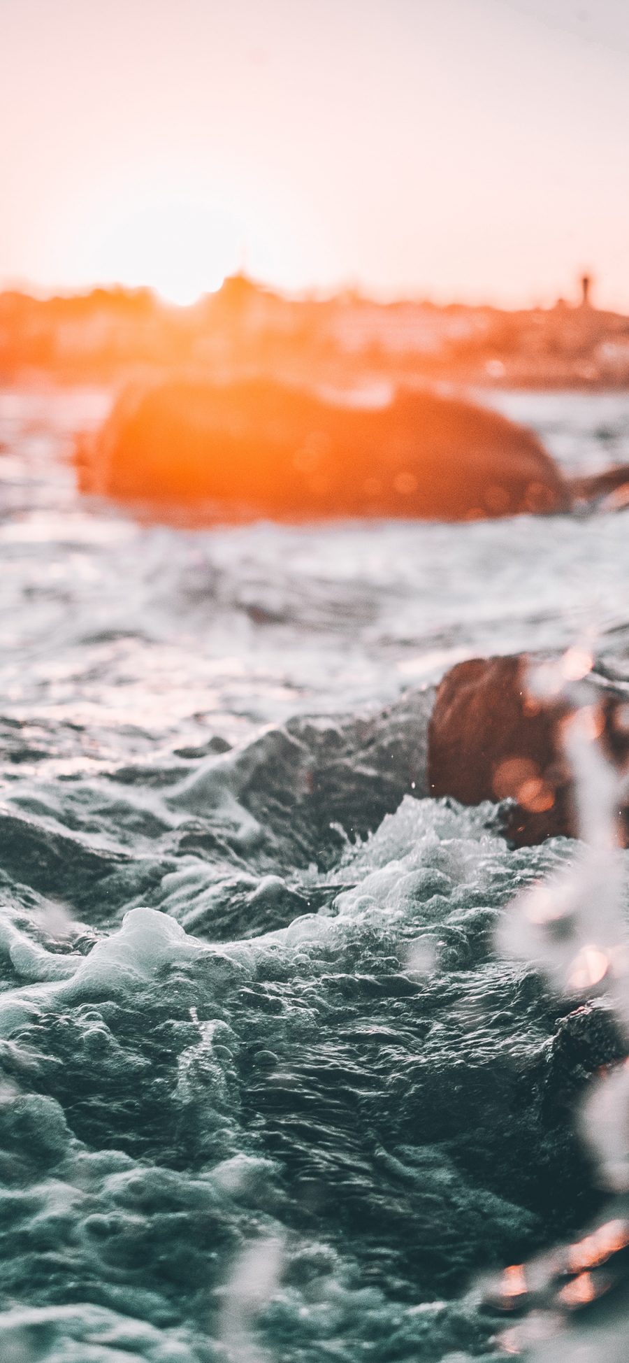 [2436×1125]大海 海水 浪花 岩石 阳光 苹果手机壁纸图片