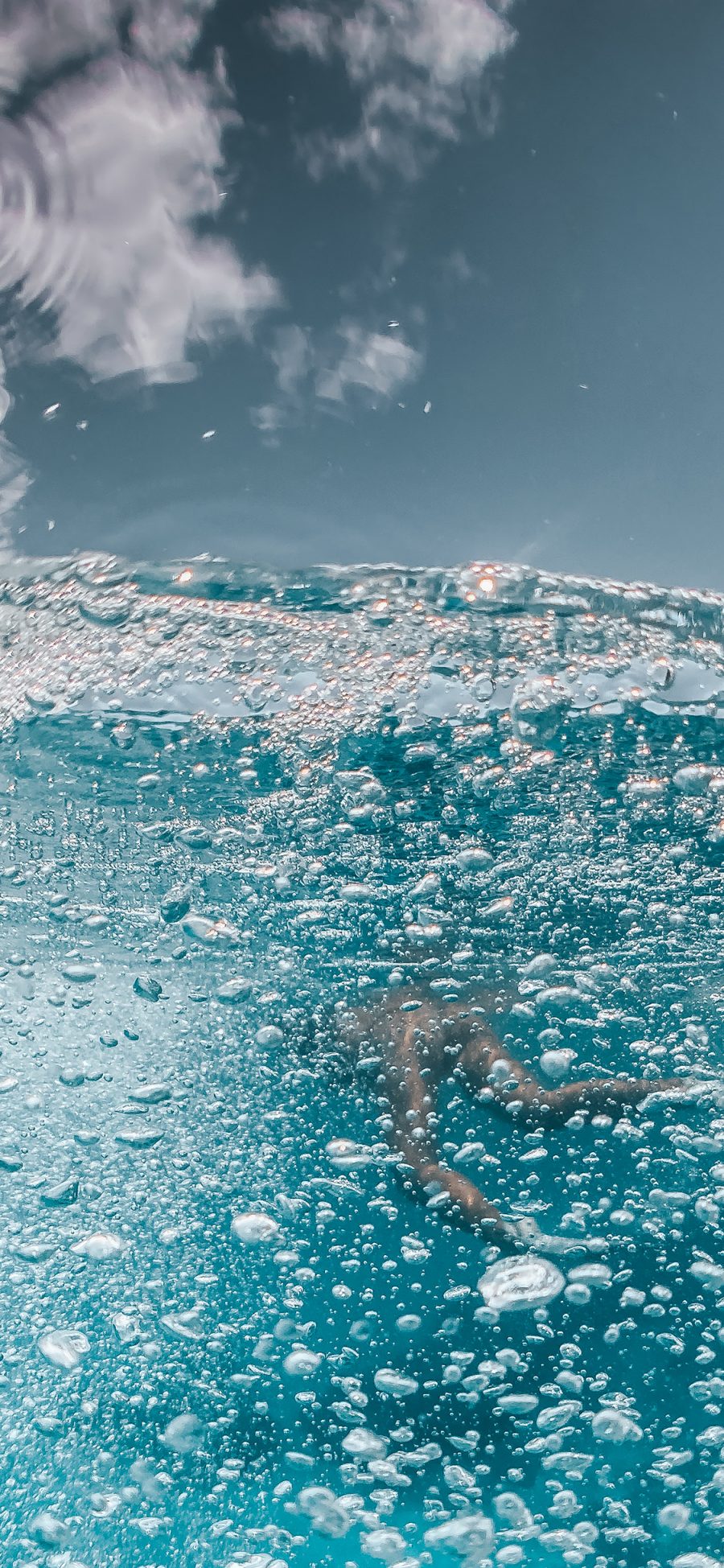 [2436×1125]大海 海水 潜水 气泡 苹果手机壁纸图片