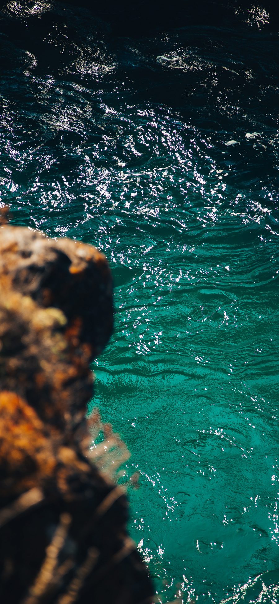[2436×1125]大海 海水 绿色 岩石 苹果手机壁纸图片