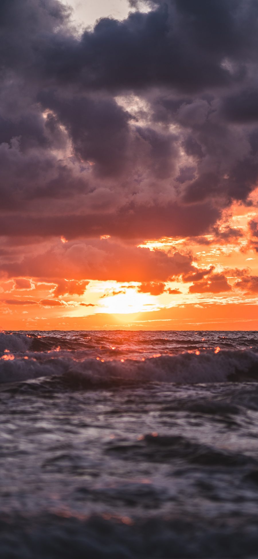 [2436×1125]大海 海浪翻涌 乌云 太阳 苹果手机壁纸图片
