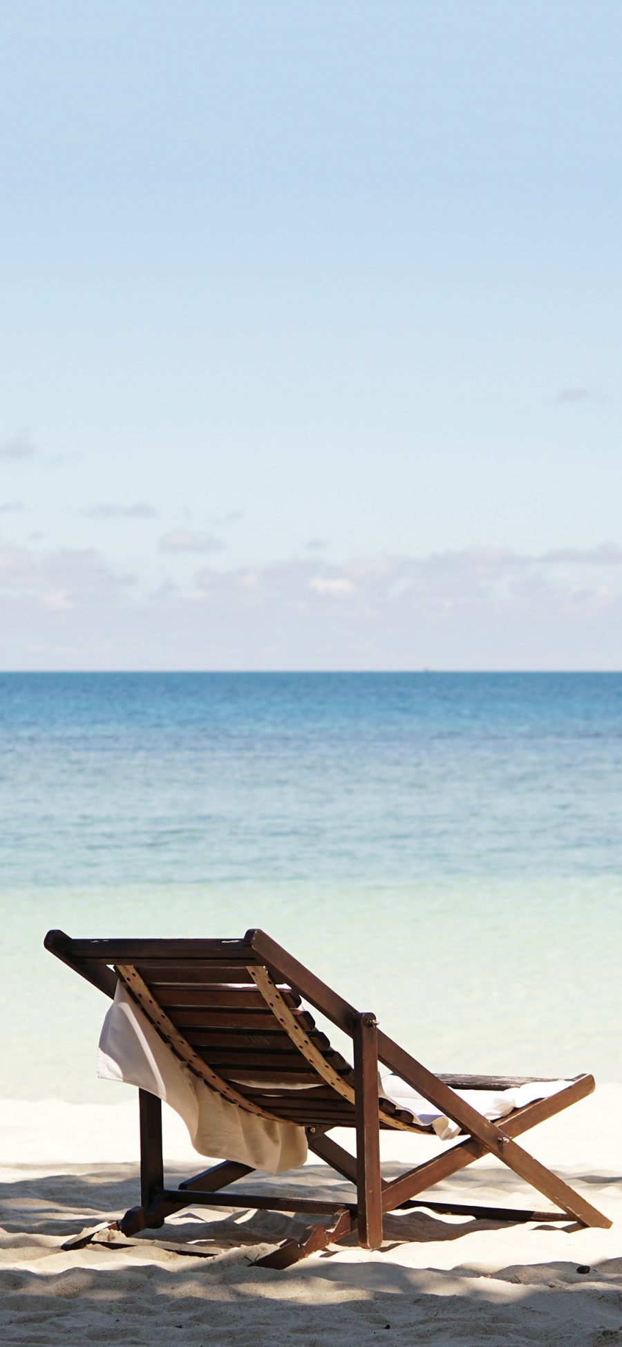 [2436×1125]大海 海滩 躺椅 休闲 苹果手机壁纸图片