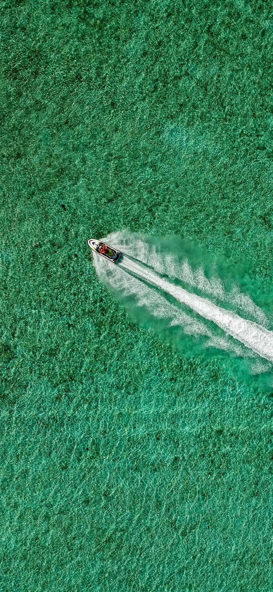 [2436×1125]大海 碧绿海水 船只 行驶 水纹 苹果手机壁纸图片