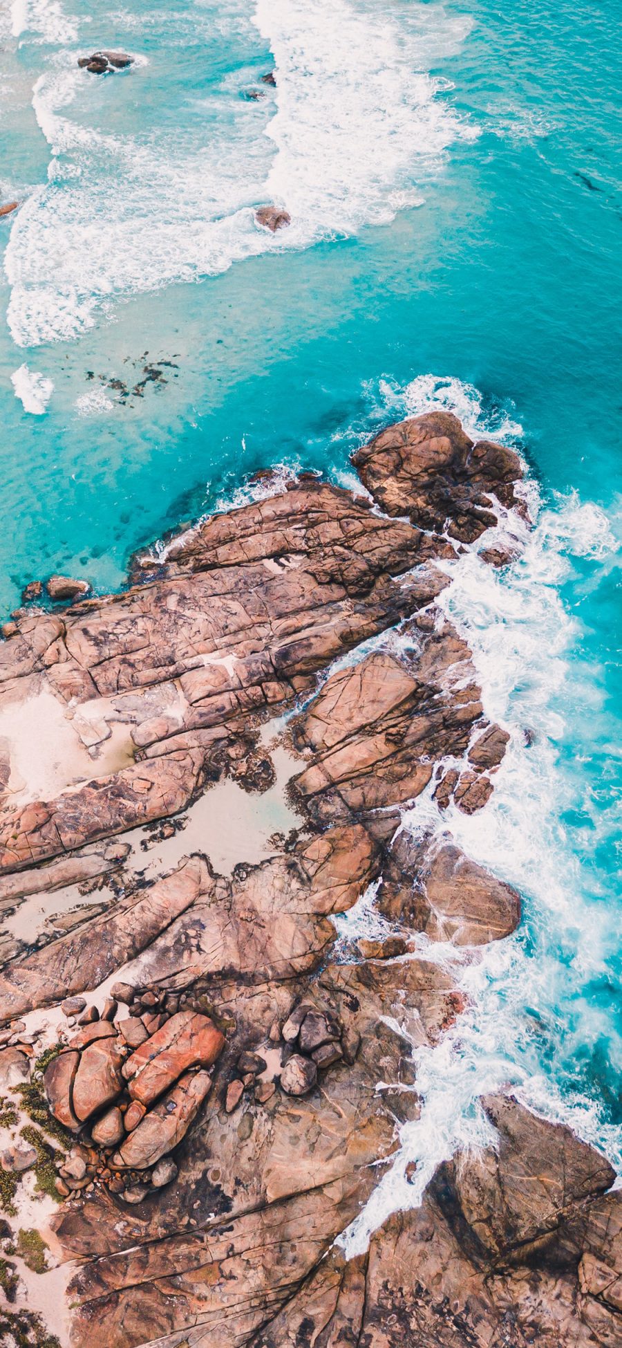 [2436×1125]大海 美景 海水 湛蓝 岩石 苹果手机壁纸图片