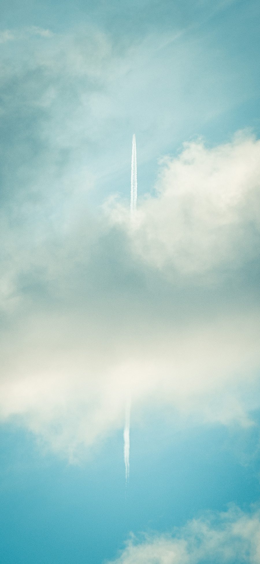 [2436×1125]天空 云彩 飞机 喷雾 苹果手机壁纸图片