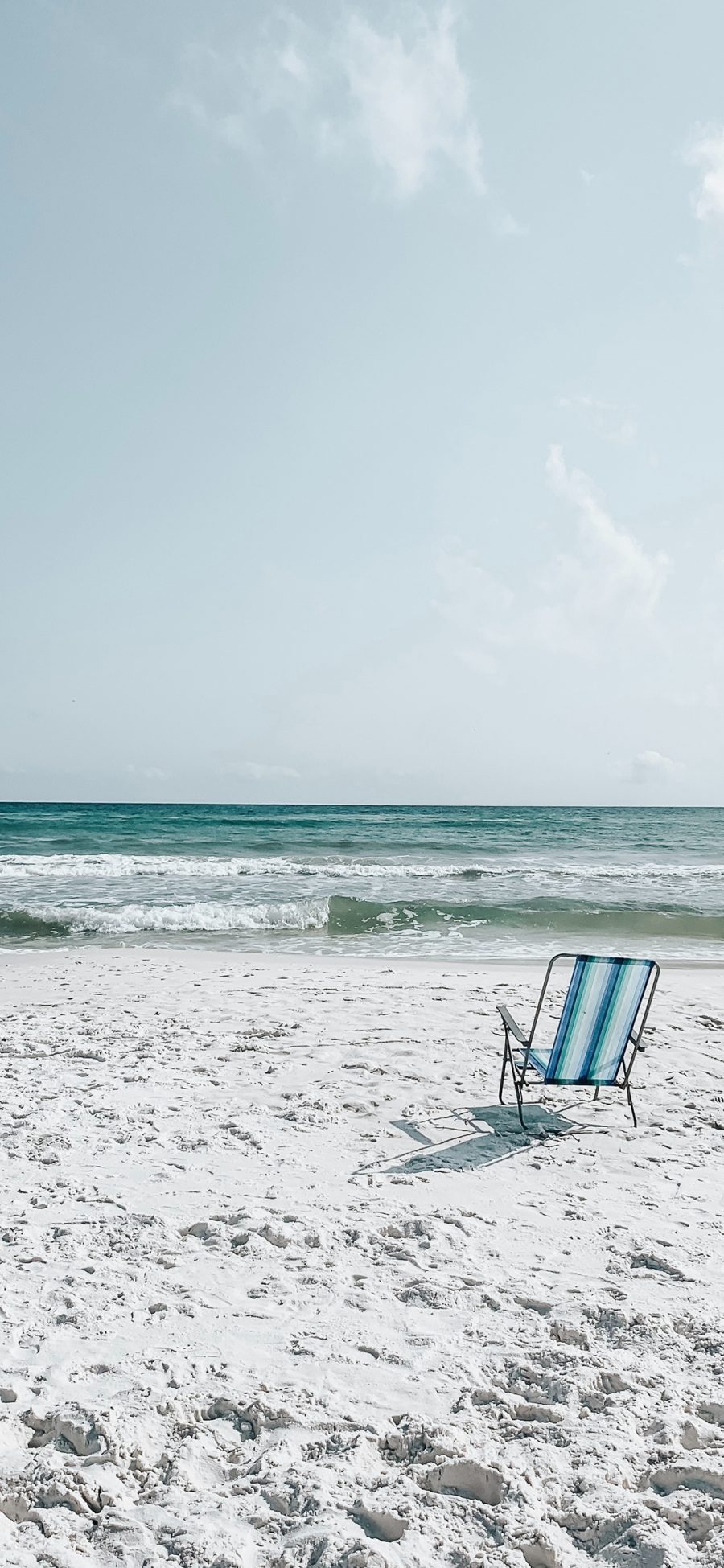 [2436×1125]天空 大海 沙滩 躺椅 苹果手机壁纸图片