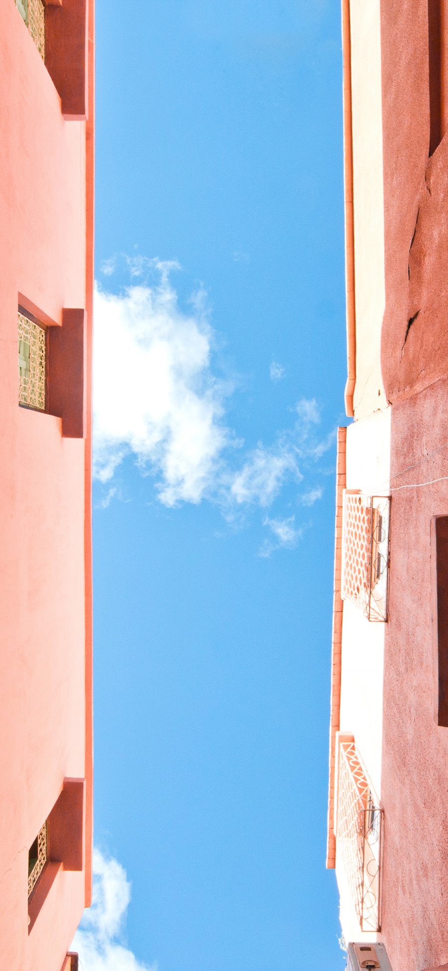 [2436×1125]天空 建筑 楼房 蓝天白云 窗 苹果手机壁纸图片