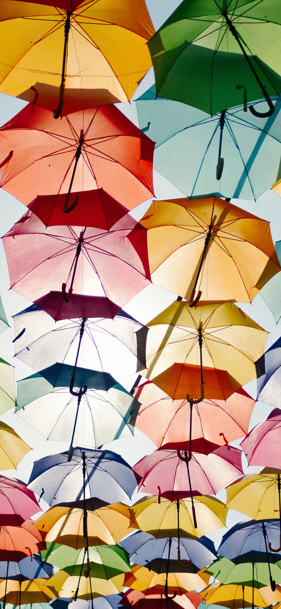 [2436×1125]天空 雨伞 悬空 色彩 苹果手机壁纸图片