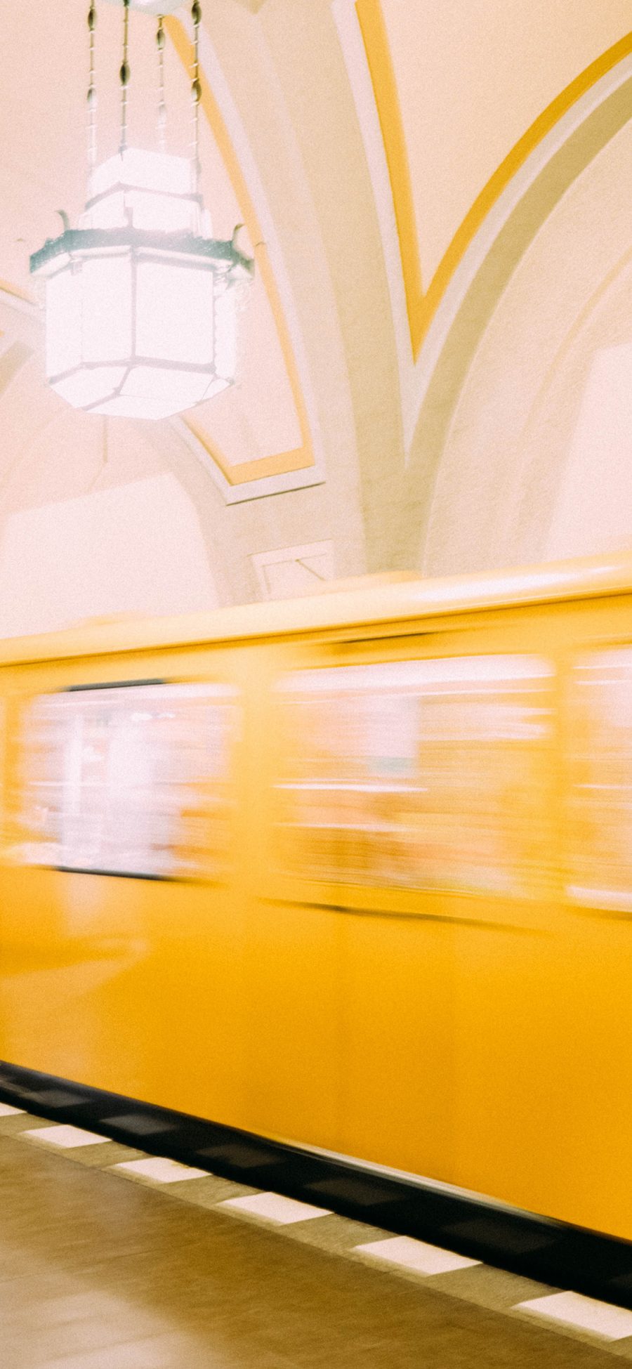 [2436×1125]室内 地铁 交通 行驶 黄色 苹果手机壁纸图片
