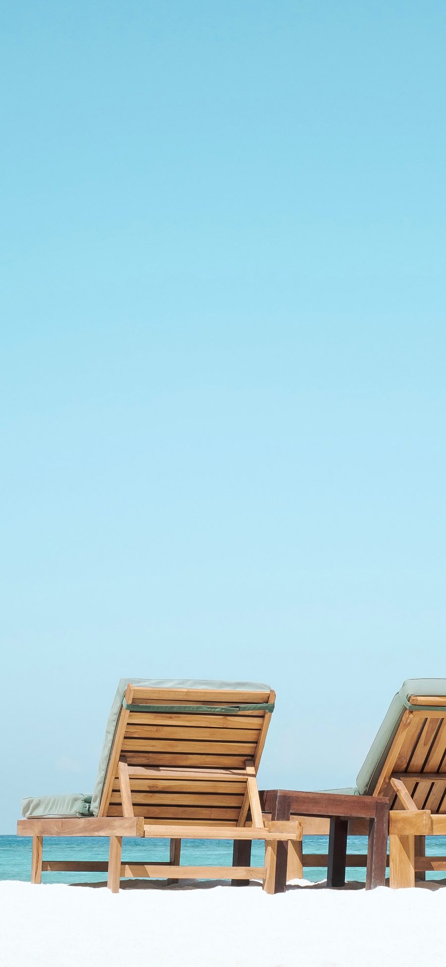 [2436×1125]家具 躺椅 沙滩 蔚蓝 海边 苹果手机壁纸图片