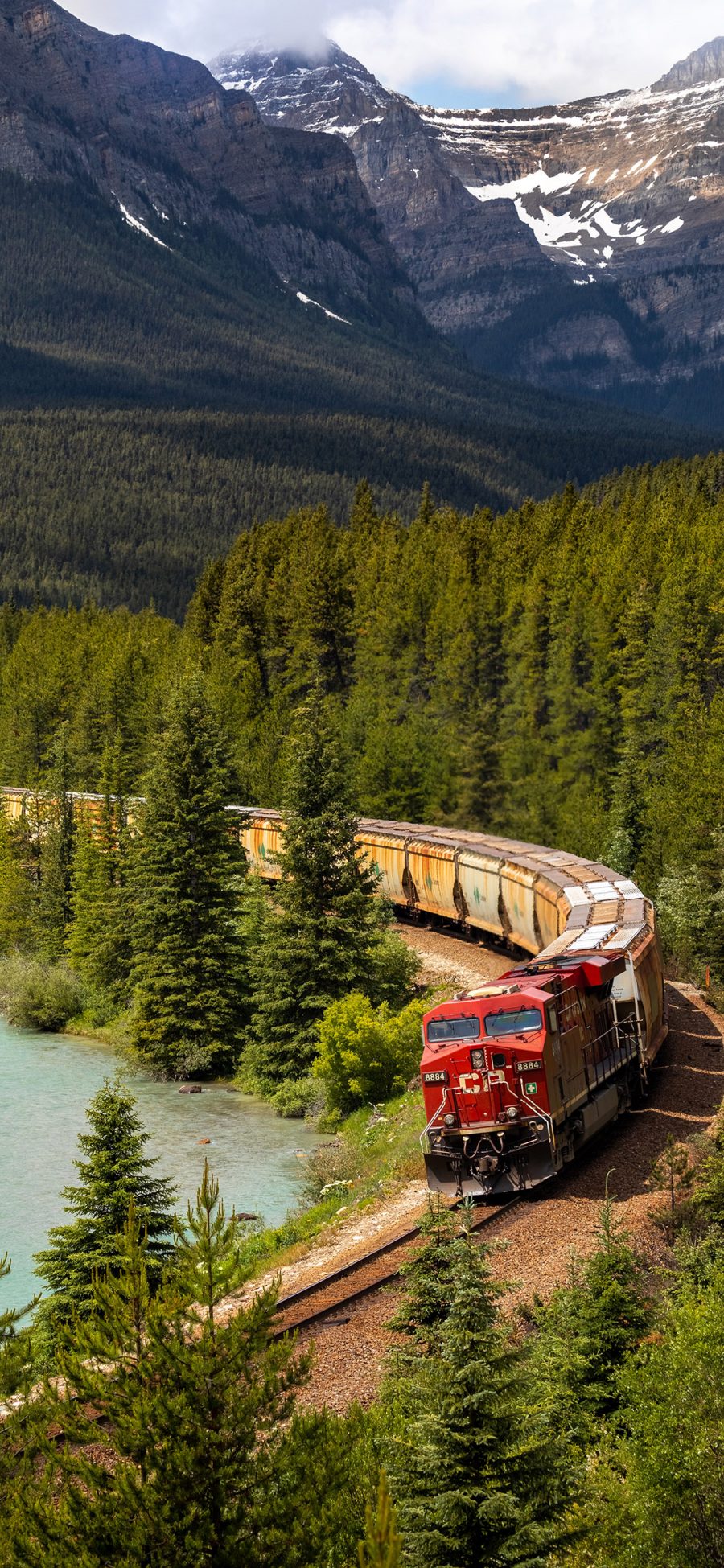 [2436×1125]山峰 湖泊 树林 火车 苹果手机壁纸图片