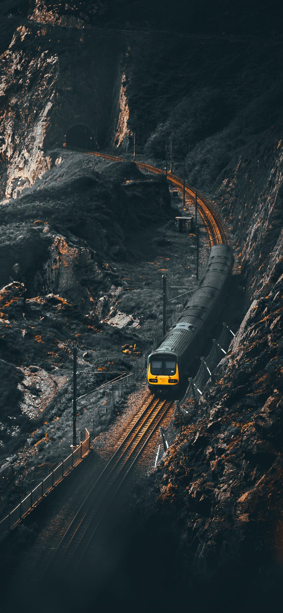 [2436×1125]山峰 铁路 火车 行驶 苹果手机壁纸图片