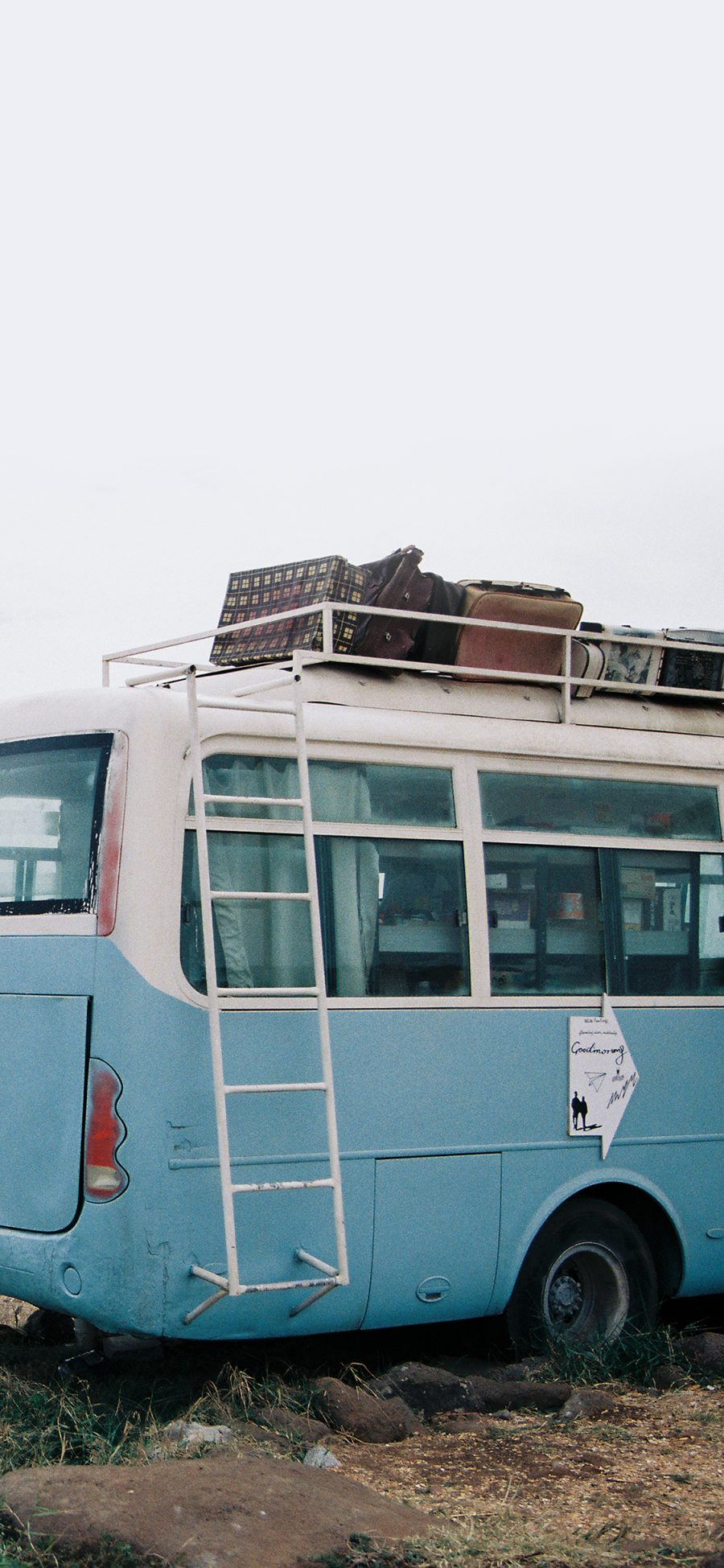 [2436×1125]巴士 旅行 箱子 汽车 海岛 苹果手机壁纸图片