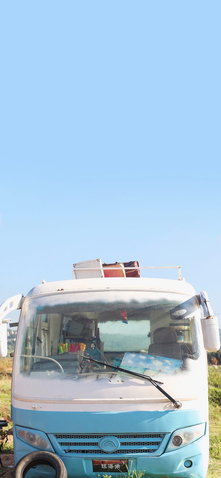 [2436×1125]巴士 汽车 旅行 行李箱 草地 苹果手机壁纸图片