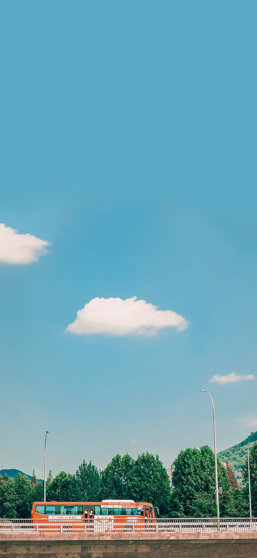 [2436×1125]巴士 行驶 城市 马路 蓝天白云 文艺 小清新 苹果手机壁纸图片