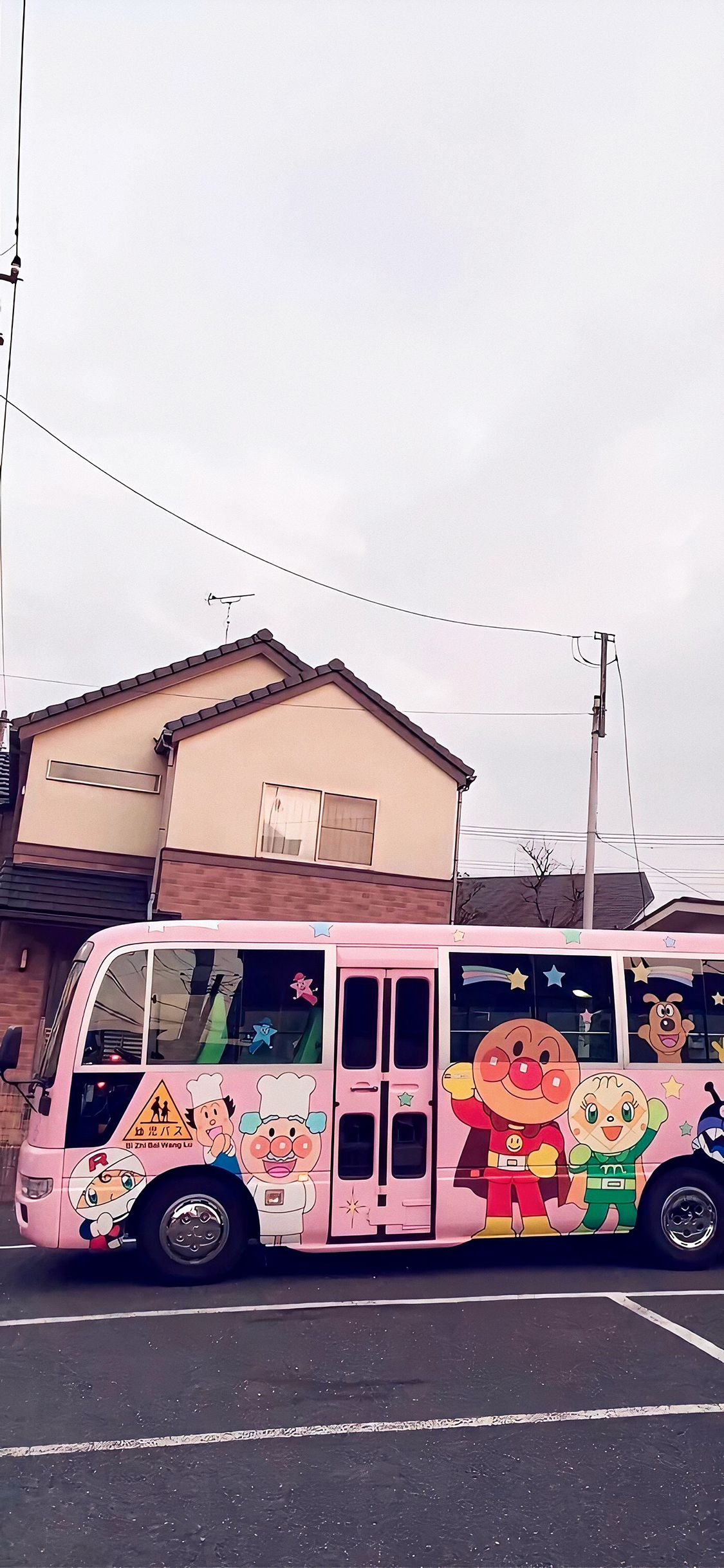 [2436×1125]巴士 面包超人 道路 卡通 城市 苹果手机壁纸图片