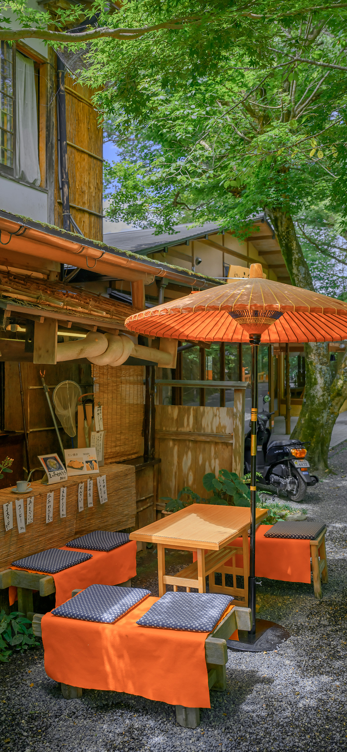 [2436×1125]店铺 商店 遮阳伞 街道 日本 苹果手机壁纸图片