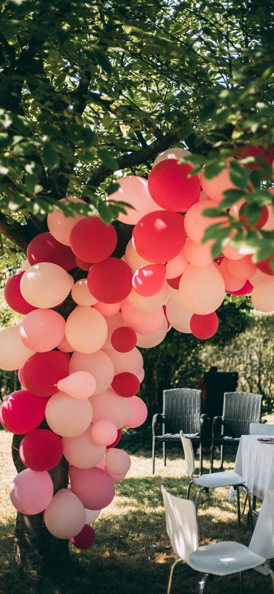 [2436×1125]庭院 餐桌 气球 装饰 苹果手机壁纸图片