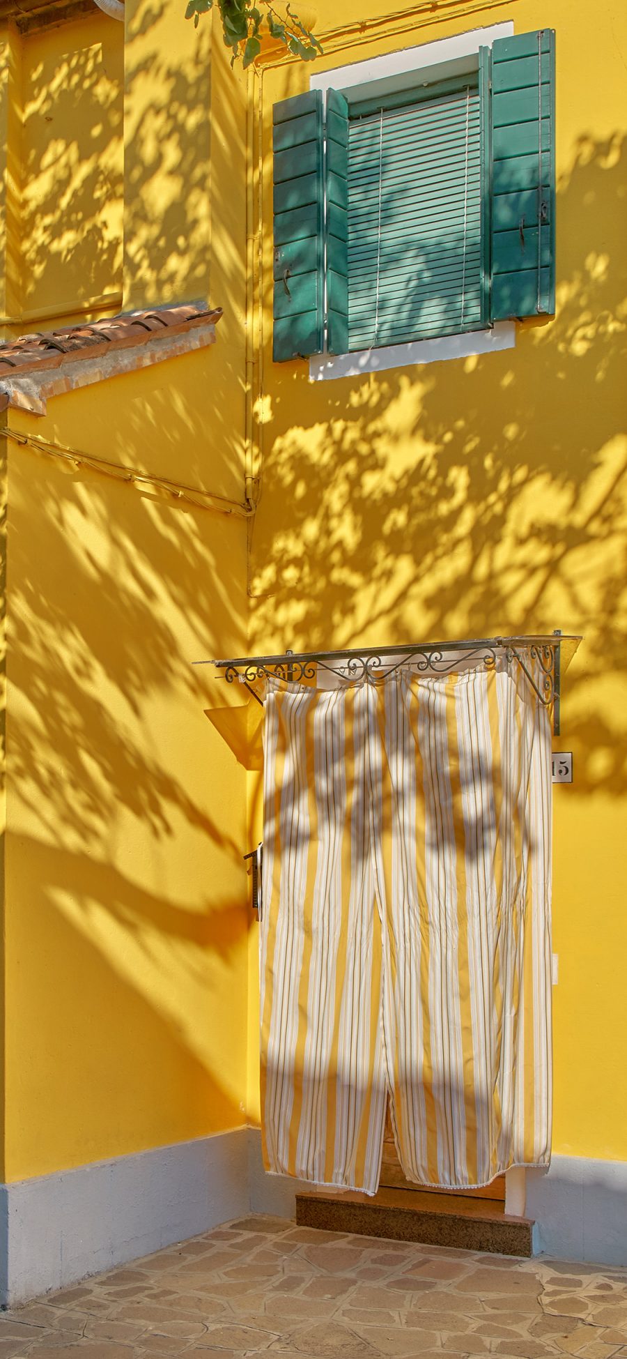 [2436×1125]建筑 楼房 黄色 阳光 苹果手机壁纸图片