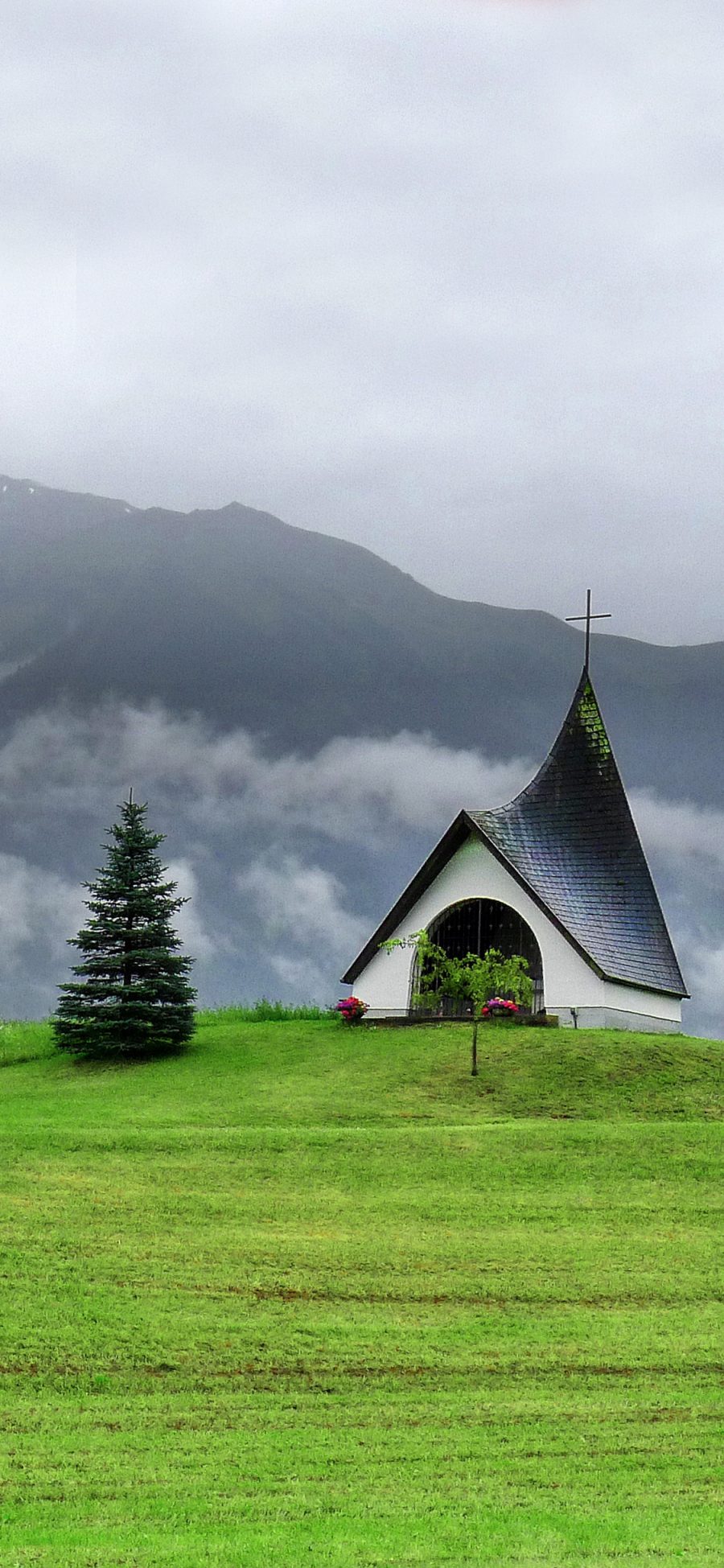 [2436×1125]教堂 山顶 云雾缭绕  建筑 草原 苹果手机壁纸图片