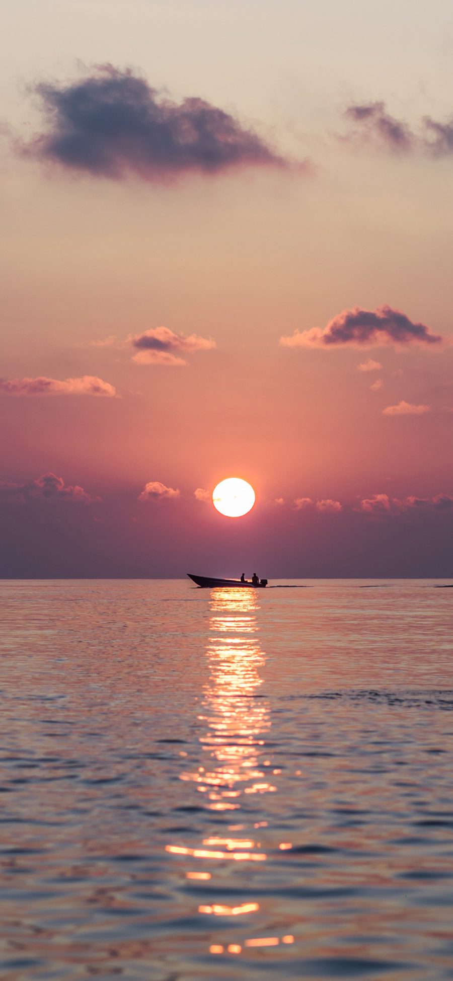 [2436×1125]日落 夕阳 海平面 船只 太阳 苹果手机壁纸图片