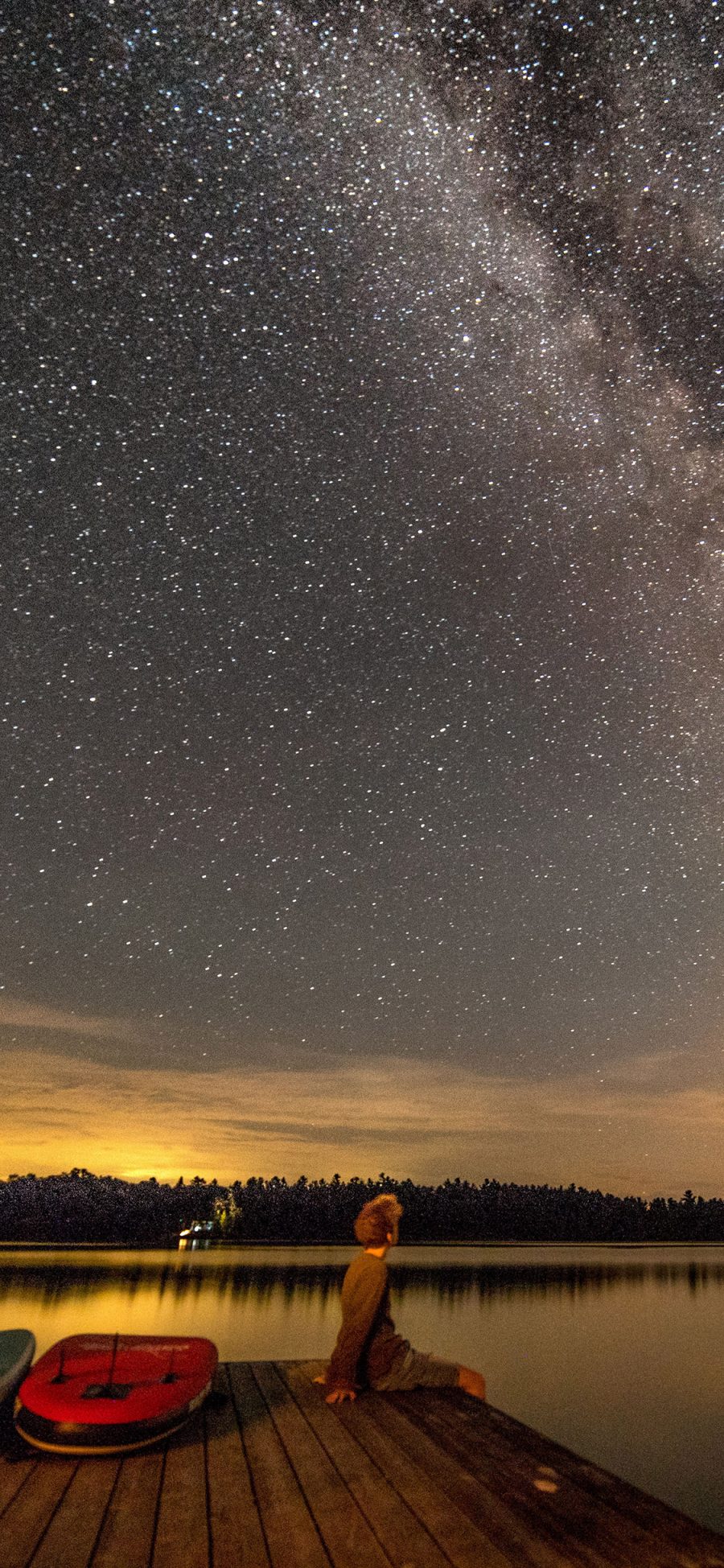 [2436×1125]星空美景 湖面 少年 小艇 苹果手机壁纸图片