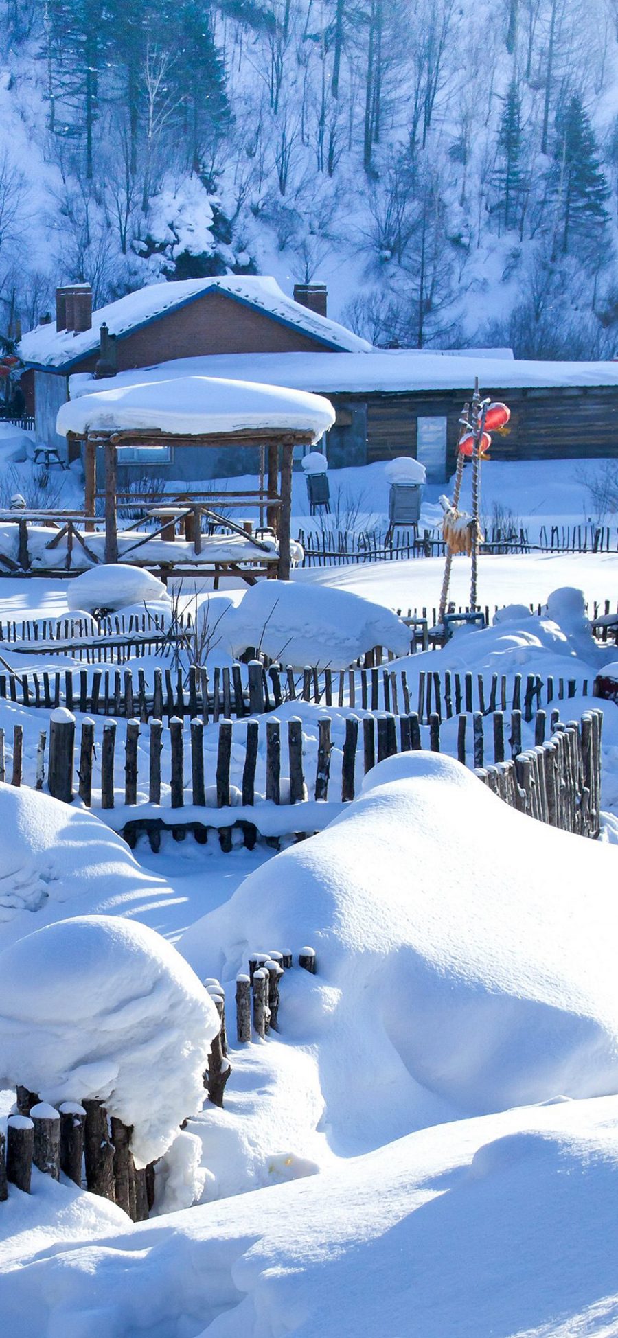[2436×1125]景观 白雪覆盖 村屋 栅栏 苹果手机壁纸图片