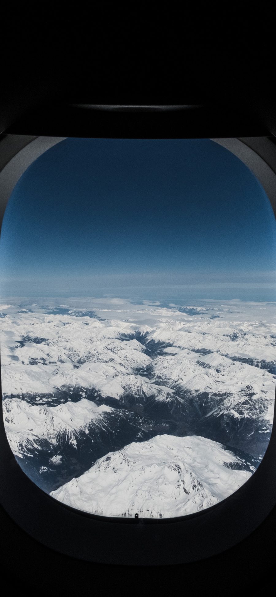 [2436×1125]机窗 风景 山峰 白雪 苹果手机壁纸图片