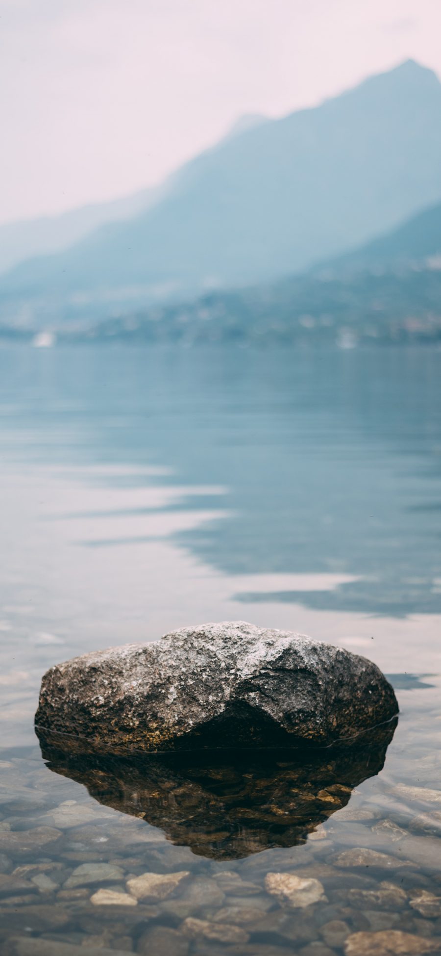 [2436×1125]水面 湖面 清澈 石头 山 苹果手机壁纸图片