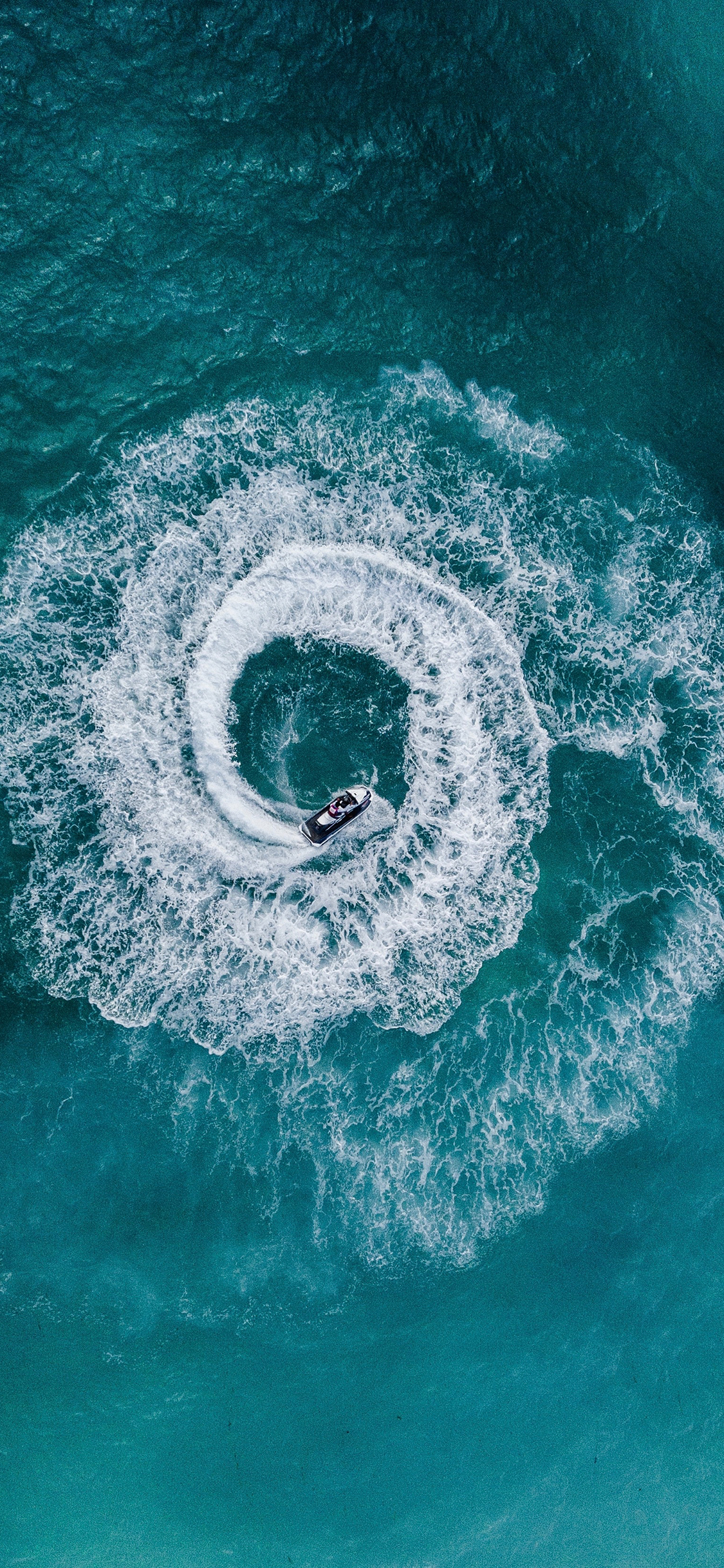 [2436×1125]汽艇 海面 旋转 浪花 苹果手机壁纸图片